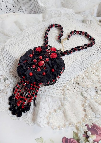 Middernacht in Parijs ketting geborduurd met Swarovski kristallen, hars rozen, rocailles en zwarte dolken