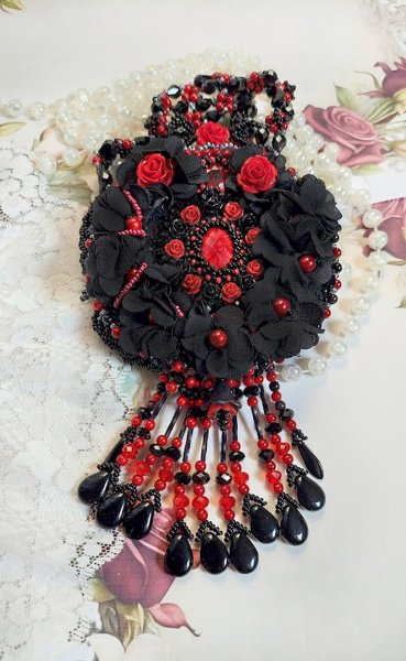 Middernacht in Parijs ketting geborduurd met Swarovski kristallen, hars rozen, rocailles en zwarte dolken