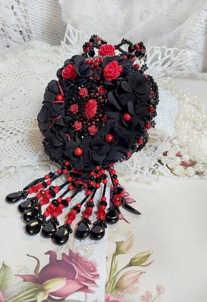 Middernacht in Parijs ketting geborduurd met Swarovski kristallen, hars rozen, rocailles en zwarte dolken