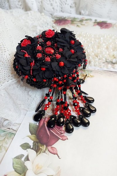 Middernacht in Parijs ketting geborduurd met Swarovski kristallen, hars rozen, rocailles en zwarte dolken