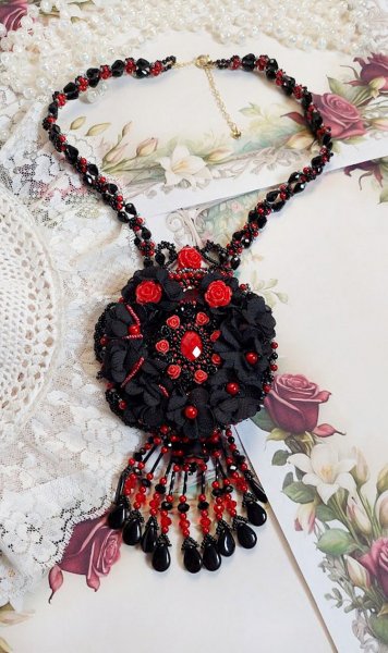 Middernacht in Parijs ketting geborduurd met Swarovski kristallen, hars rozen, rocailles en zwarte dolken