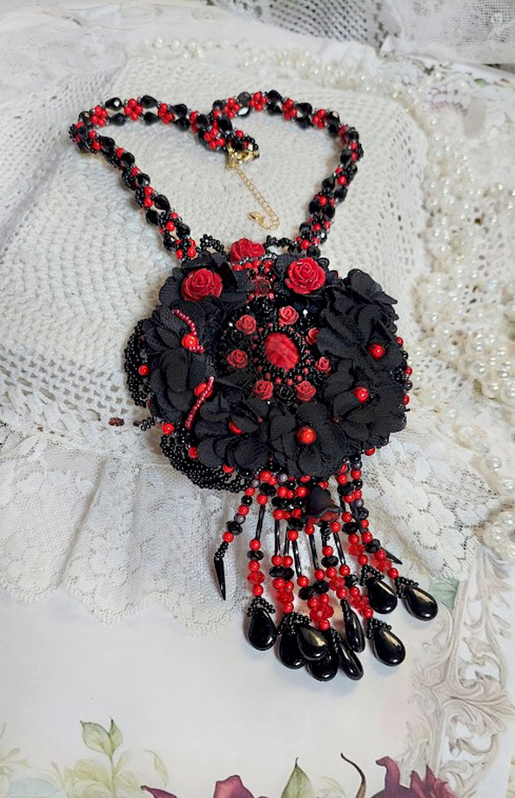 Middernacht in Parijs ketting geborduurd met Swarovski kristallen, hars rozen, rocailles en zwarte dolken