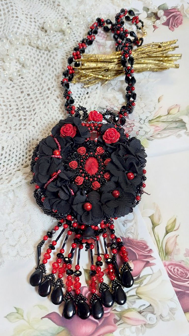 Middernacht in Parijs ketting geborduurd met Swarovski kristallen, hars rozen, rocailles en zwarte dolken
