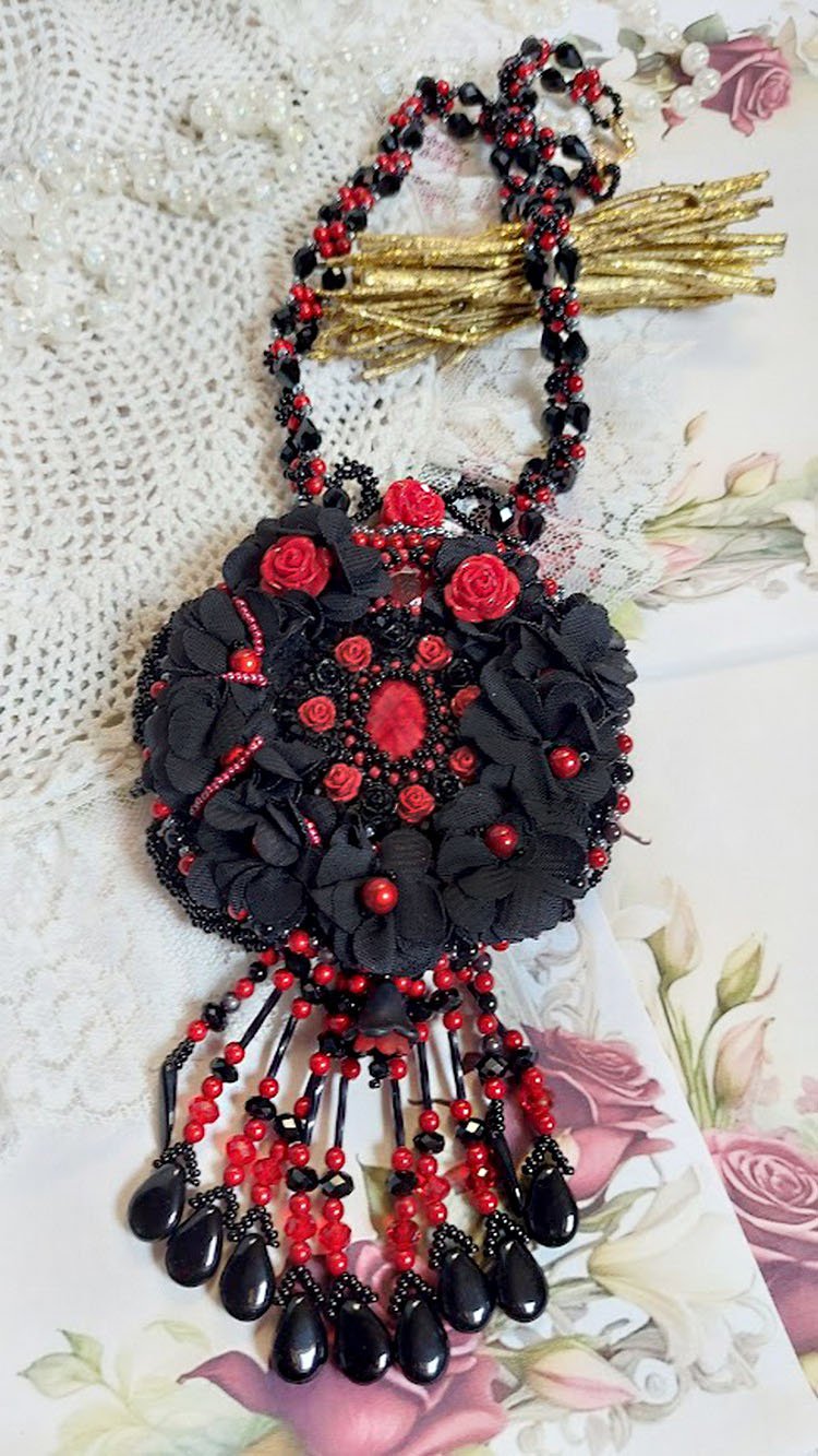 Middernacht in Parijs ketting geborduurd met Swarovski kristallen, hars rozen, rocailles en zwarte dolken