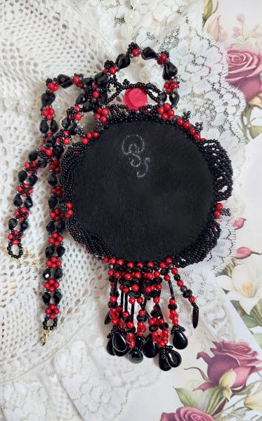 Middernacht in Parijs ketting geborduurd met Swarovski kristallen, hars rozen, rocailles en zwarte dolken