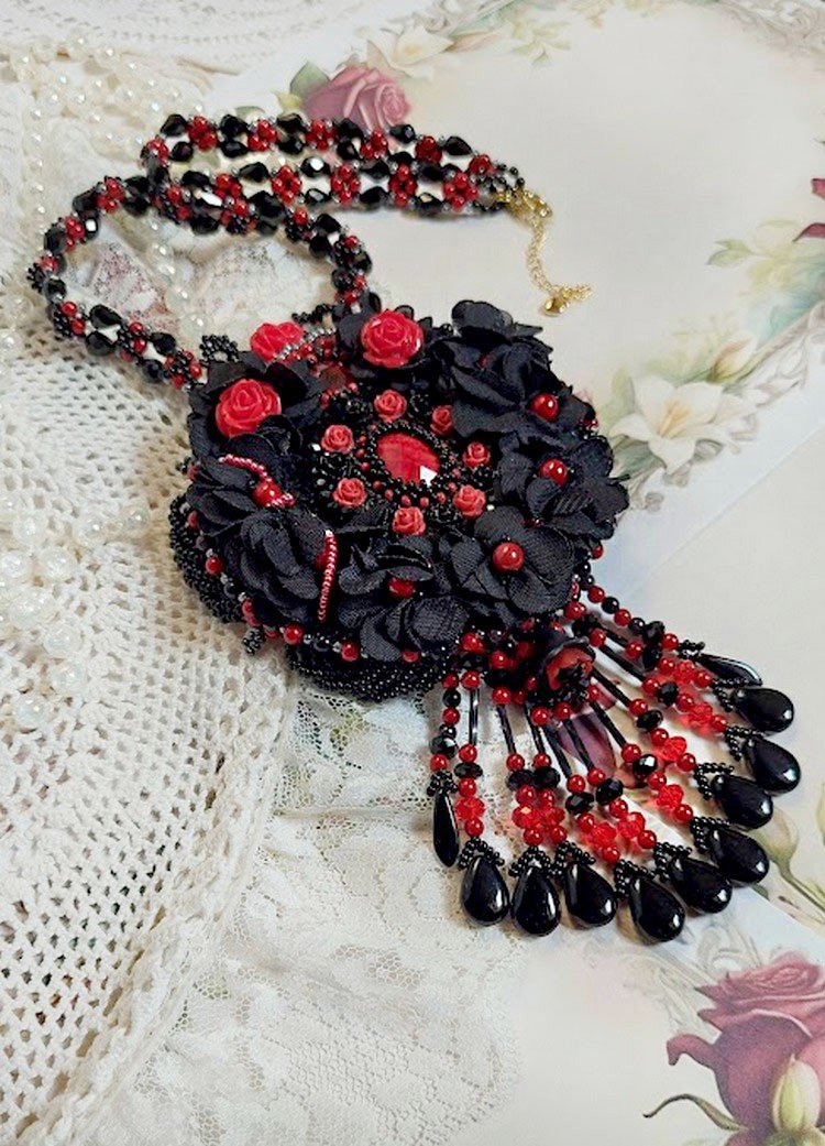 Middernacht in Parijs ketting geborduurd met Swarovski kristallen, hars rozen, rocailles en zwarte dolken