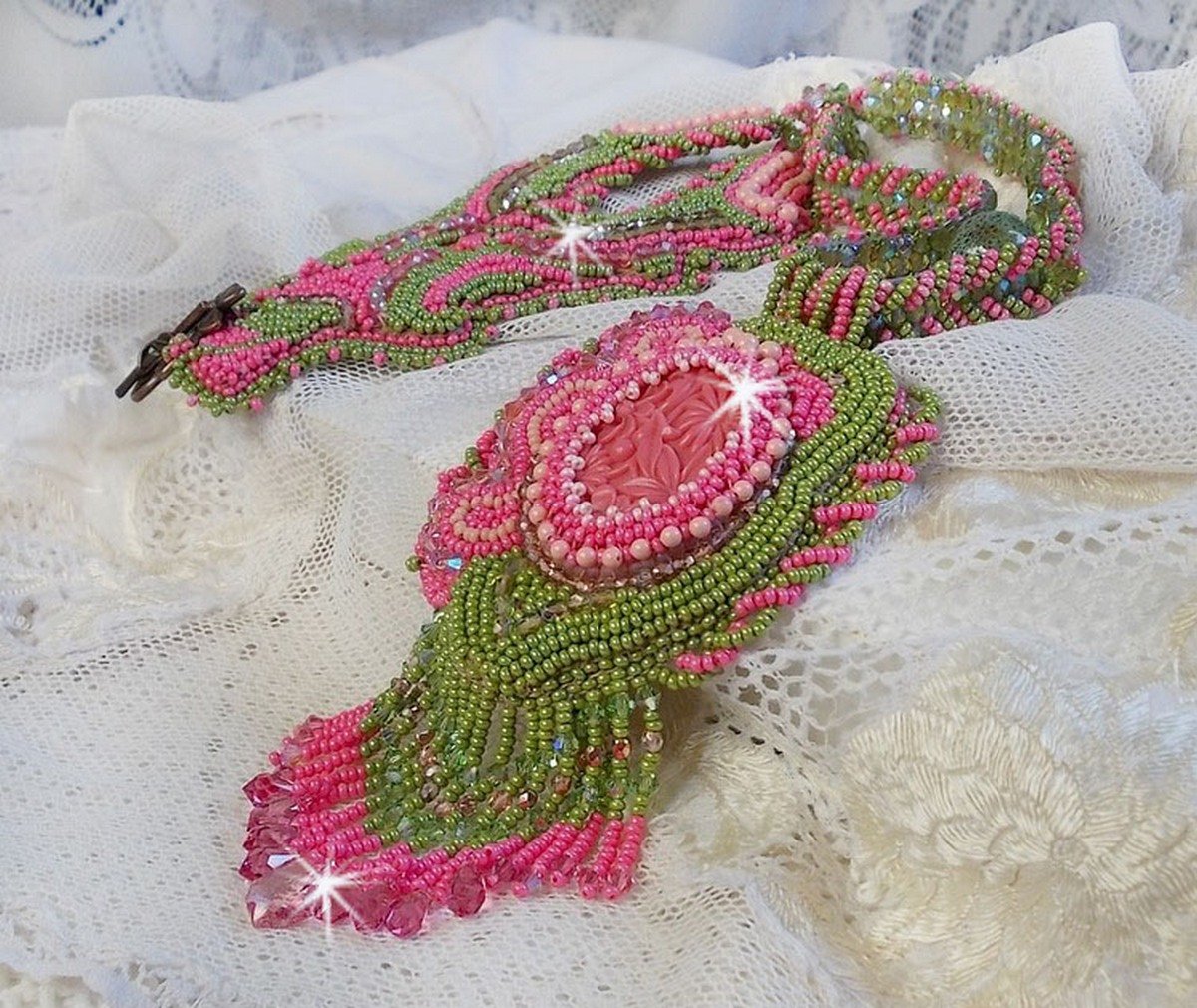 Miss Lady ketting geborduurd met groene en roze rocailles en een hars cabochon