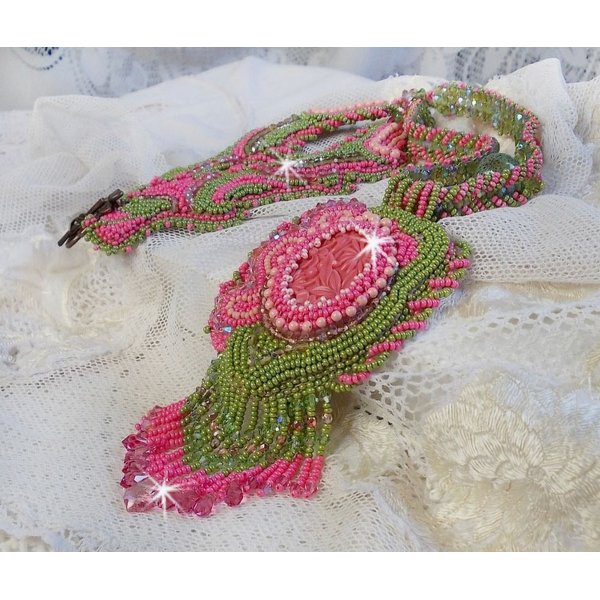 Miss Lady ketting geborduurd met groene en roze rocailles en een hars cabochon