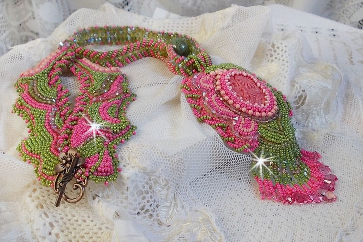 Miss Lady ketting geborduurd met groene en roze rocailles en een hars cabochon