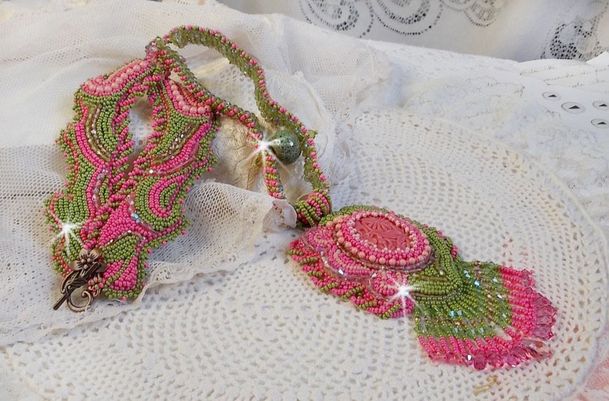 Miss Lady ketting geborduurd met groene en roze rocailles en een hars cabochon