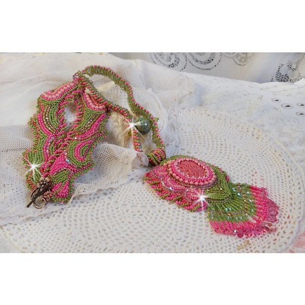 Miss Lady ketting geborduurd met groene en roze rocailles en een hars cabochon
