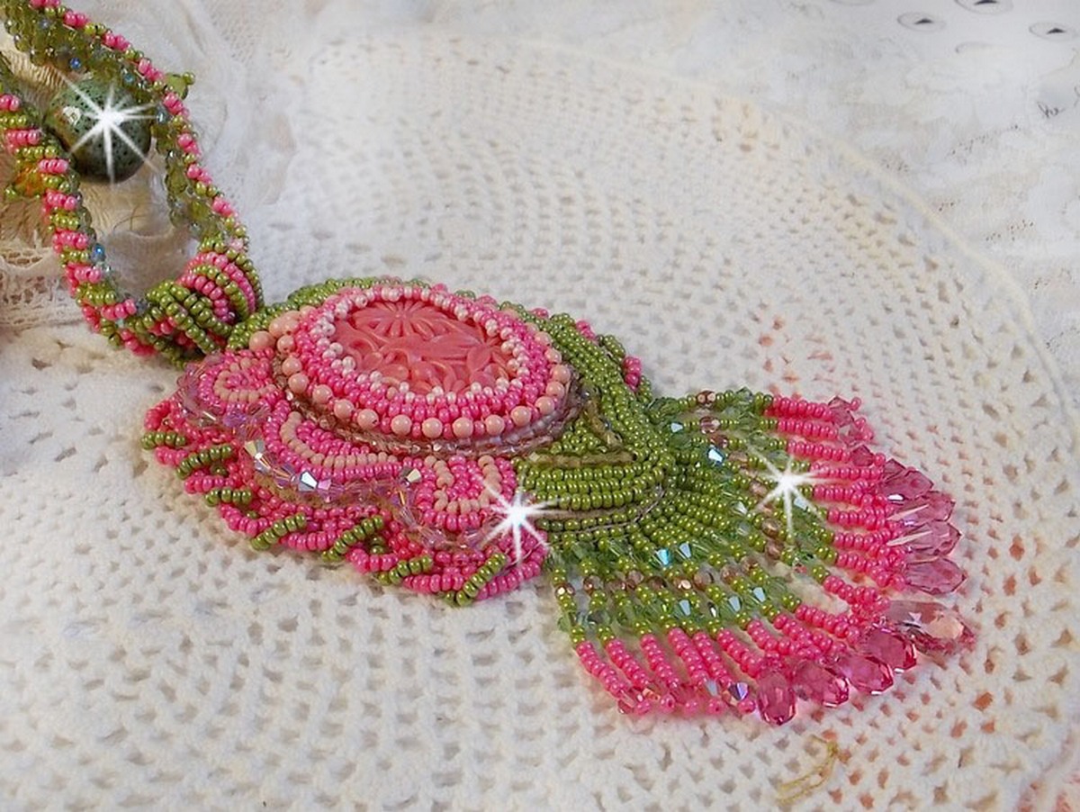 Miss Lady ketting geborduurd met groene en roze rocailles en een hars cabochon