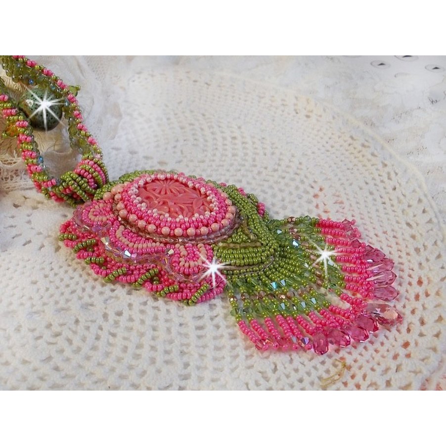 Miss Lady ketting geborduurd met groene en roze rocailles en een hars cabochon
