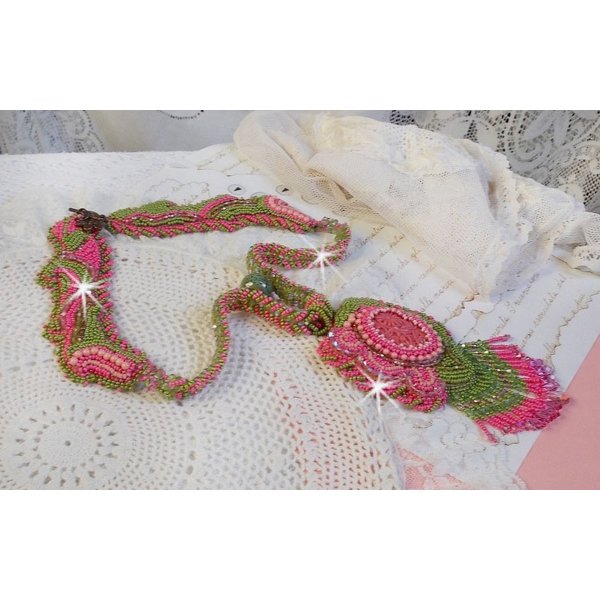 Miss Lady ketting geborduurd met groene en roze rocailles en een hars cabochon