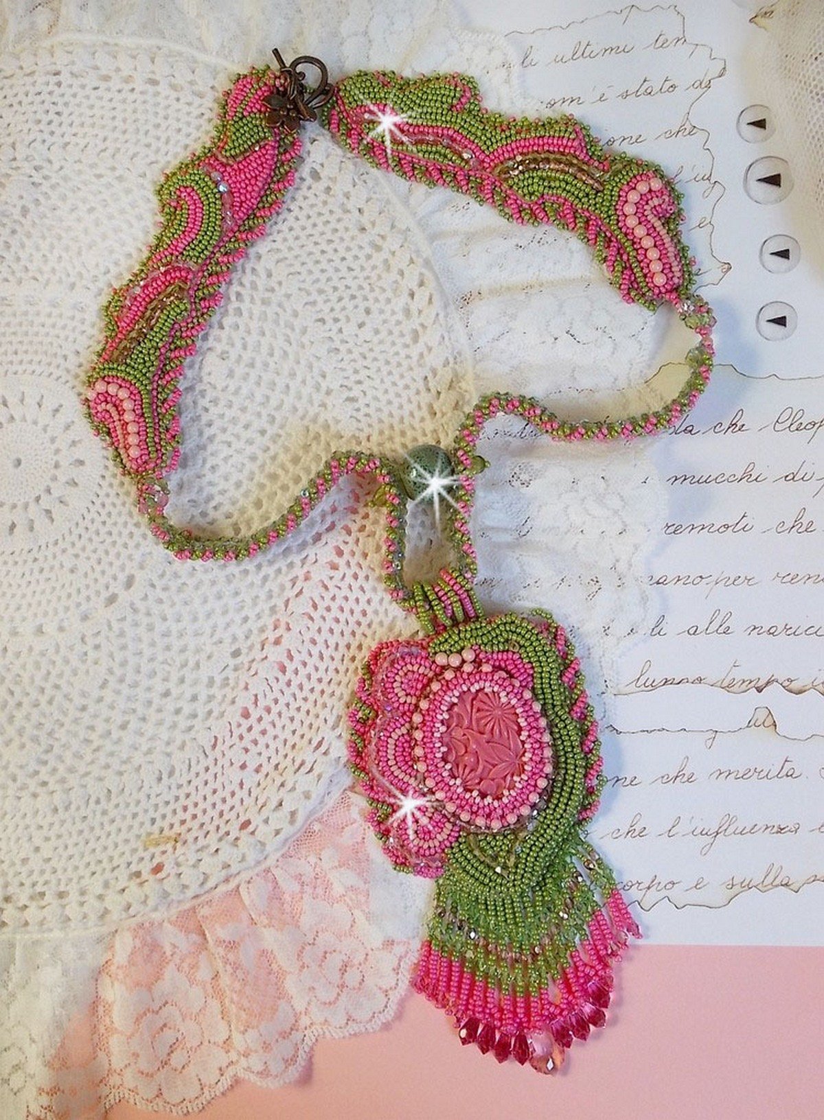 Miss Lady ketting geborduurd met groene en roze rocailles en een hars cabochon
