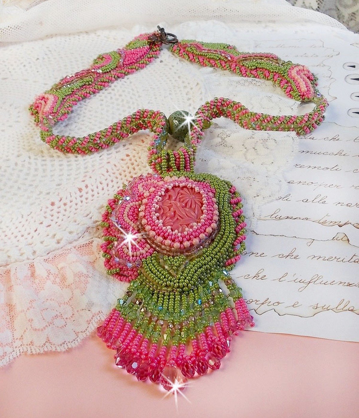 Miss Lady ketting geborduurd met groene en roze rocailles en een hars cabochon