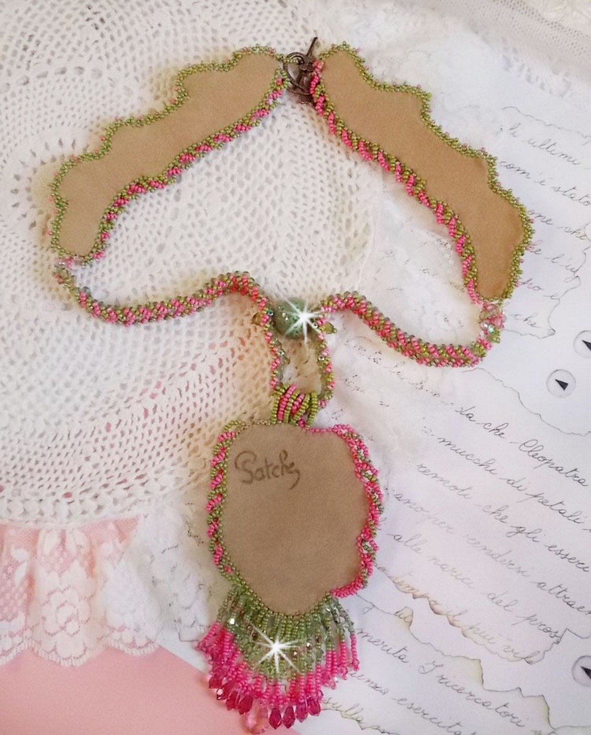 Miss Lady ketting geborduurd met groene en roze rocailles en een hars cabochon