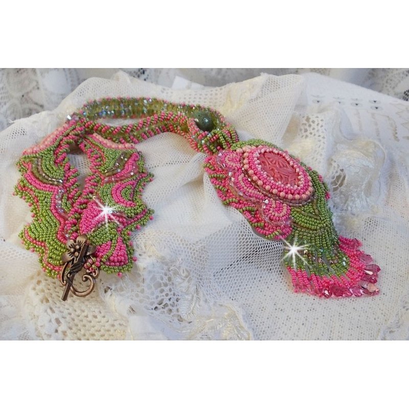 Miss Lady ketting geborduurd met groene en roze rocailles en een hars cabochon