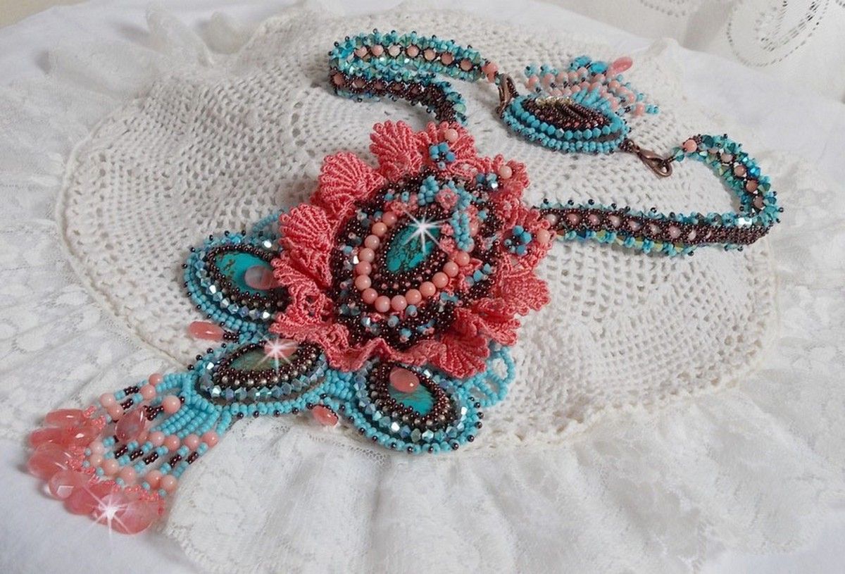 Naïade Haute-Couture ketting gemaakt met turquoise cabochons, PureCrystal kristallen, kant en diverse kralen.