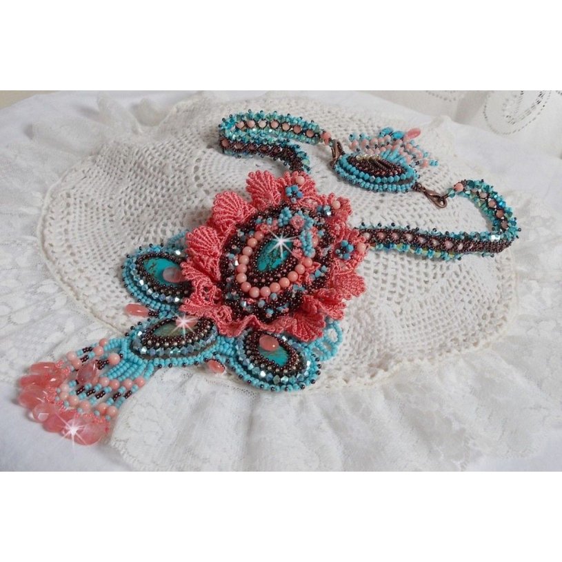 Naïade Haute-Couture ketting gemaakt met turquoise cabochons, PureCrystal kristallen, kant en diverse kralen.