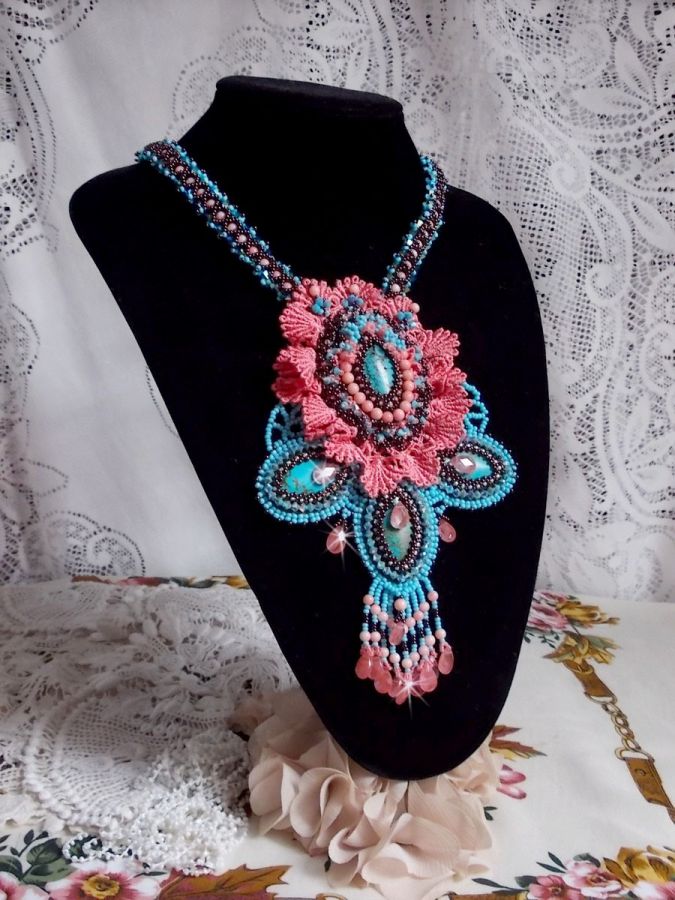 Naïade Haute-Couture ketting gemaakt met turquoise cabochons, PureCrystal kristallen, kant en diverse kralen.