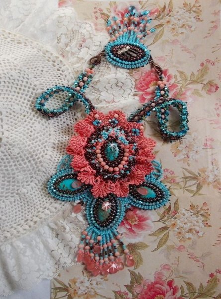Na&iuml;ade Haute-Couture ketting gemaakt met turquoise cabochons, PureCrystal kristallen, kant en diverse kralen.