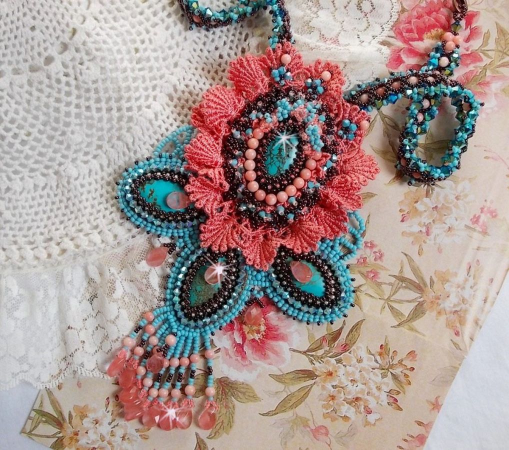 Naïade Haute-Couture ketting gemaakt met turquoise cabochons, PureCrystal kristallen, kant en diverse kralen.