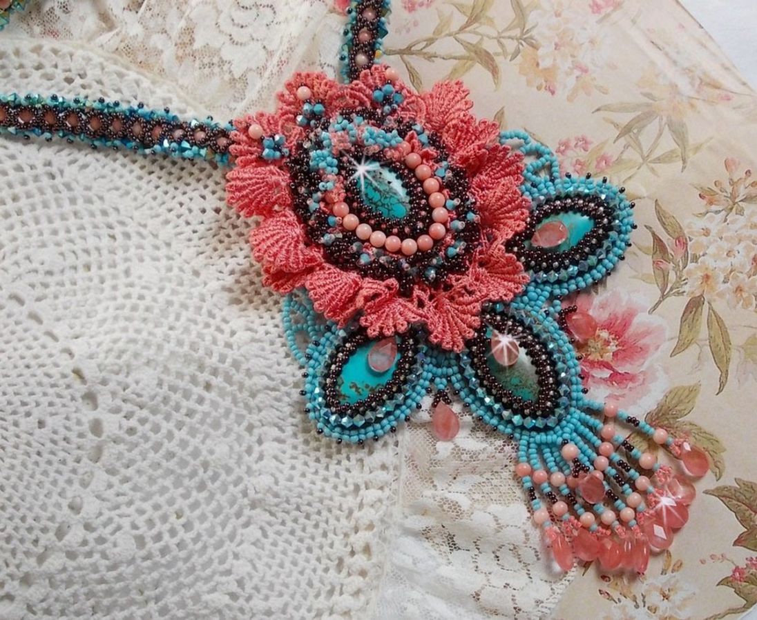 Naïade Haute-Couture ketting gemaakt met turquoise cabochons, PureCrystal kristallen, kant en diverse kralen.