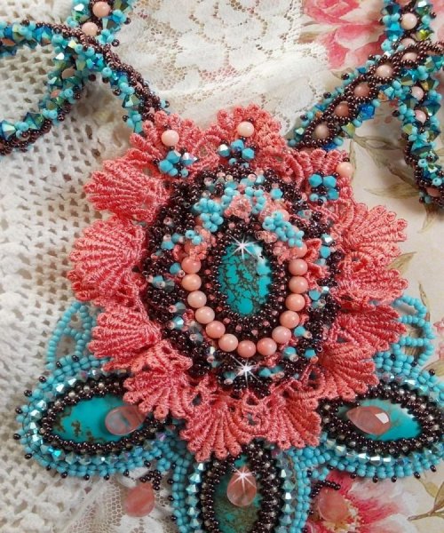 Na&iuml;ade Haute-Couture ketting gemaakt met turquoise cabochons, PureCrystal kristallen, kant en diverse kralen.