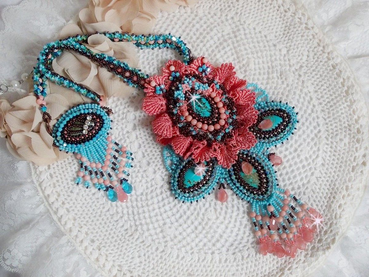 Naïade Haute-Couture ketting gemaakt met turquoise cabochons, PureCrystal kristallen, kant en diverse kralen.