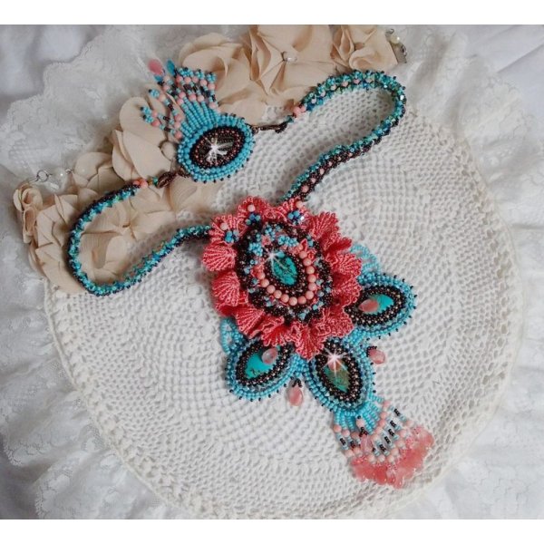 Na&iuml;ade Haute-Couture ketting gemaakt met turquoise cabochons, PureCrystal kristallen, kant en diverse kralen.