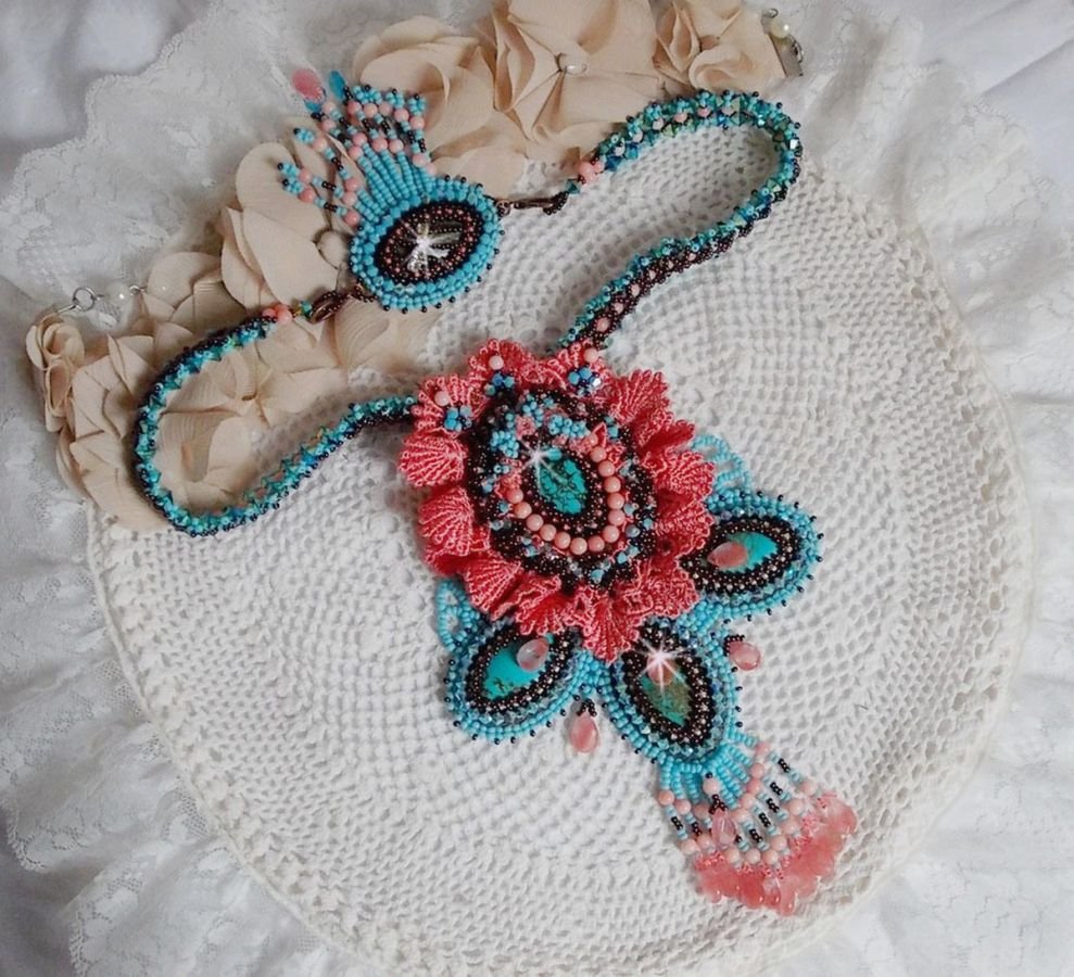 Naïade Haute-Couture ketting gemaakt met turquoise cabochons, PureCrystal kristallen, kant en diverse kralen.