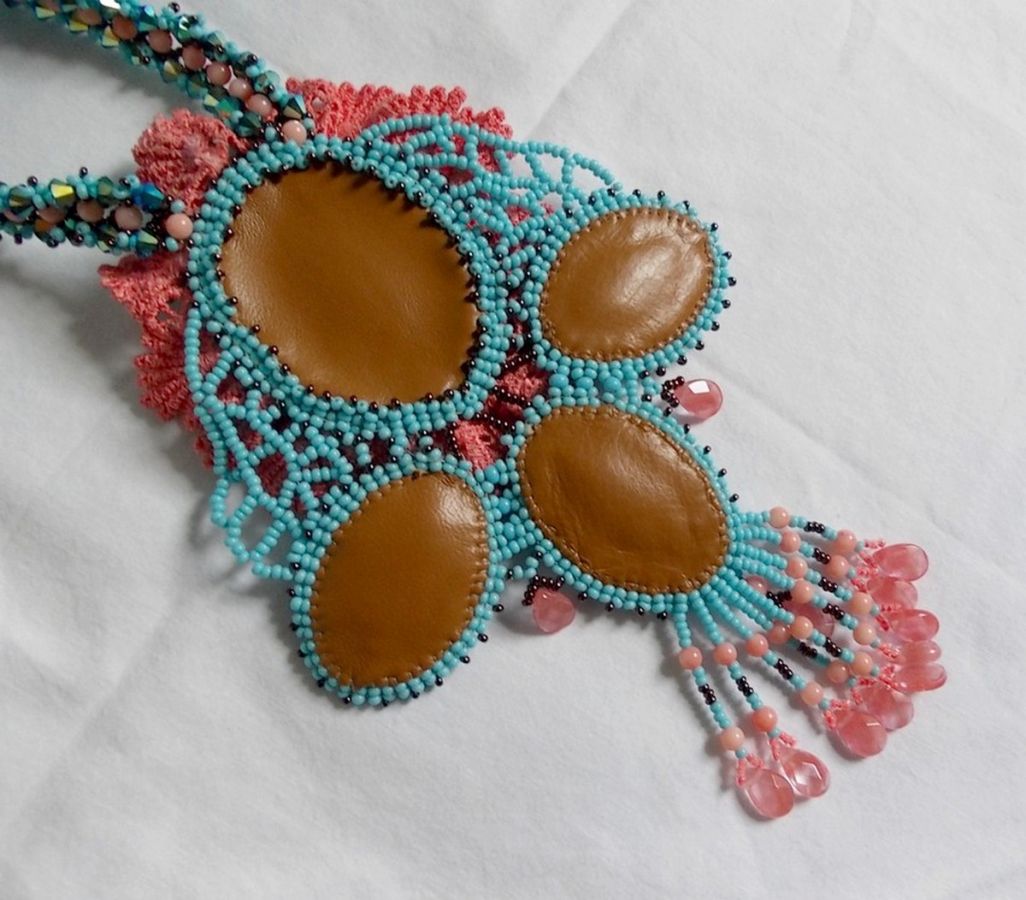 Naïade Haute-Couture ketting gemaakt met turquoise cabochons, PureCrystal kristallen, kant en diverse kralen.