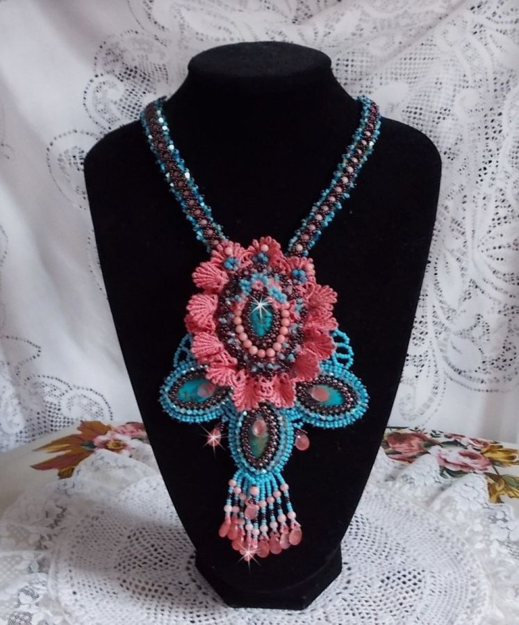 Naïade Haute-Couture ketting gemaakt met turquoise cabochons, PureCrystal kristallen, kant en diverse kralen.