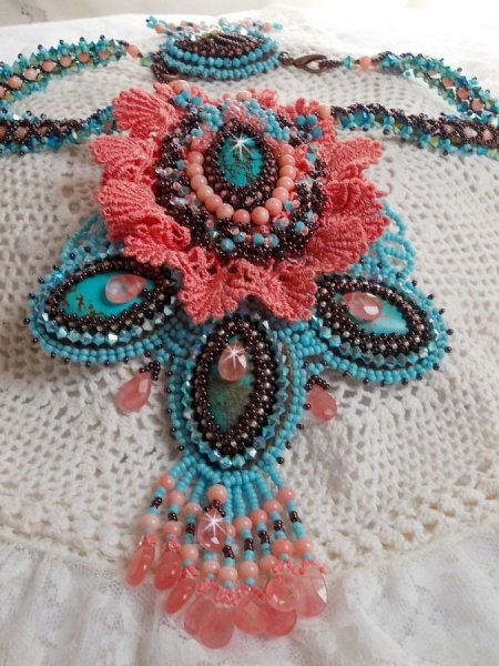 Na&iuml;ade Haute-Couture ketting gemaakt met turquoise cabochons, PureCrystal kristallen, kant en diverse kralen.
