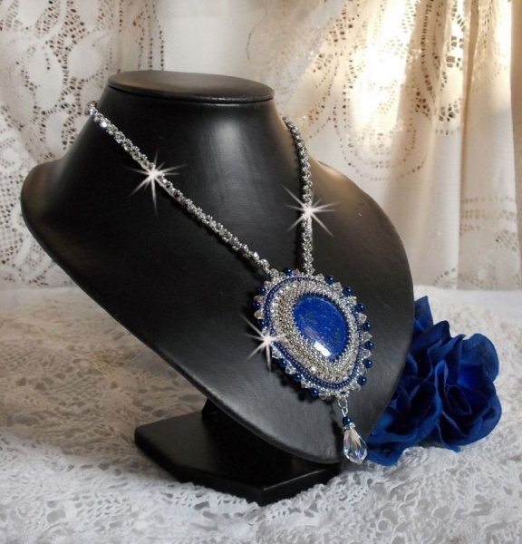 Blauwe Nijl ketting geborduurd met een Lapis Lazuli peer cabochon en Swarovski kristallen