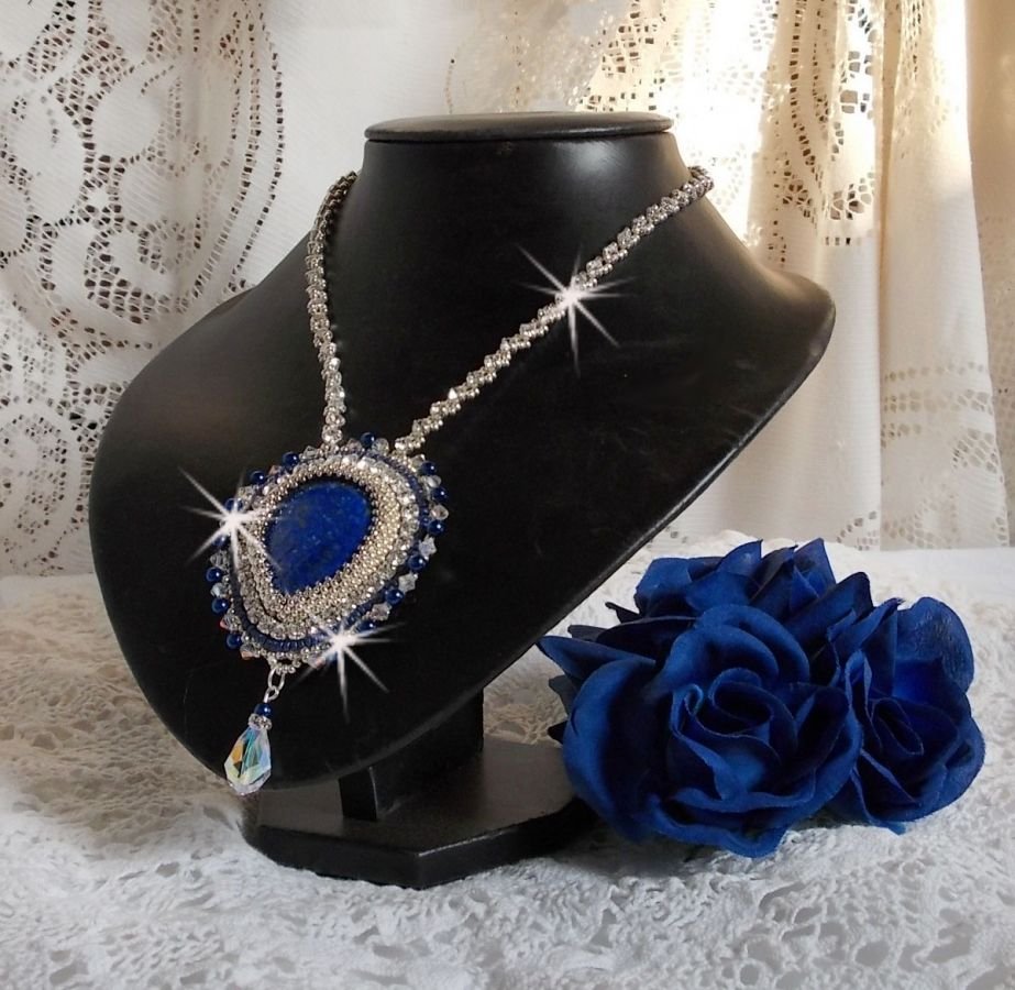 Blauwe Nijl ketting geborduurd met een Lapis Lazuli peer cabochon en Swarovski kristallen