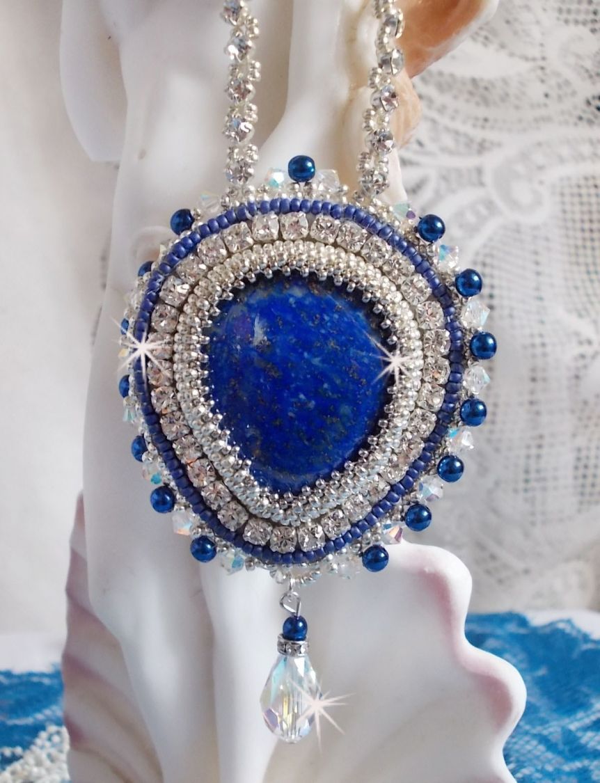 Blauwe Nijl ketting geborduurd met een Lapis Lazuli peer cabochon en Swarovski kristallen