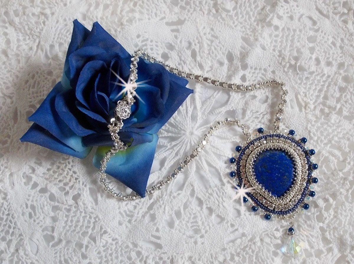 Blauwe Nijl ketting geborduurd met een Lapis Lazuli peer cabochon en Swarovski kristallen
