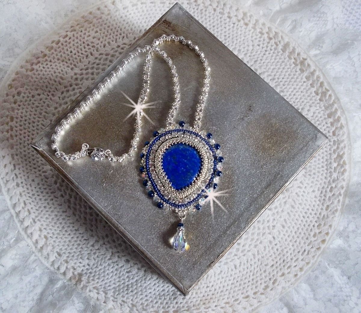 Blauwe Nijl ketting geborduurd met een Lapis Lazuli peer cabochon en Swarovski kristallen