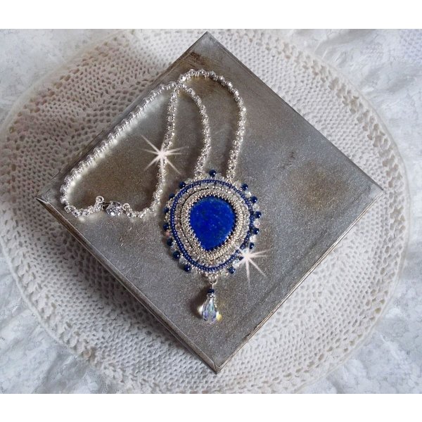 Blauwe Nijl ketting geborduurd met een Lapis Lazuli peer cabochon en Swarovski kristallen