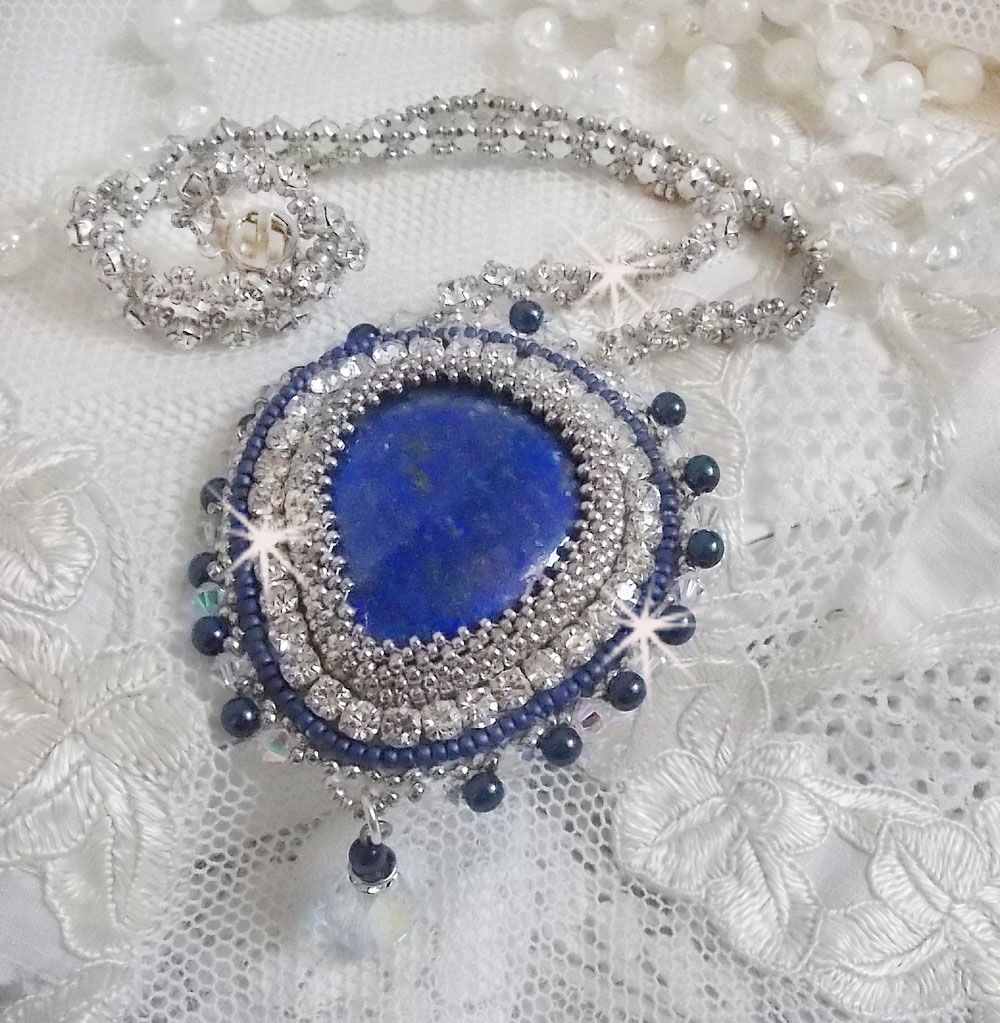 Blauwe Nijl ketting geborduurd met een Lapis Lazuli peer cabochon en Swarovski kristallen