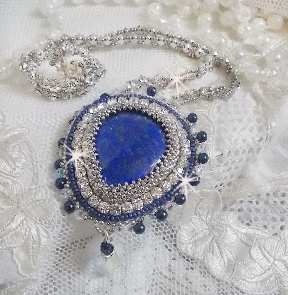 Blauwe Nijl ketting geborduurd met een Lapis Lazuli peer cabochon en Swarovski kristallen