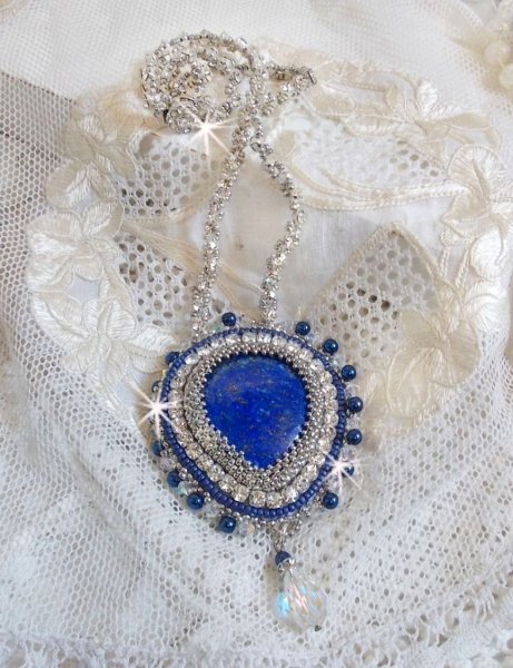 Blauwe Nijl ketting geborduurd met een Lapis Lazuli peer cabochon en Swarovski kristallen