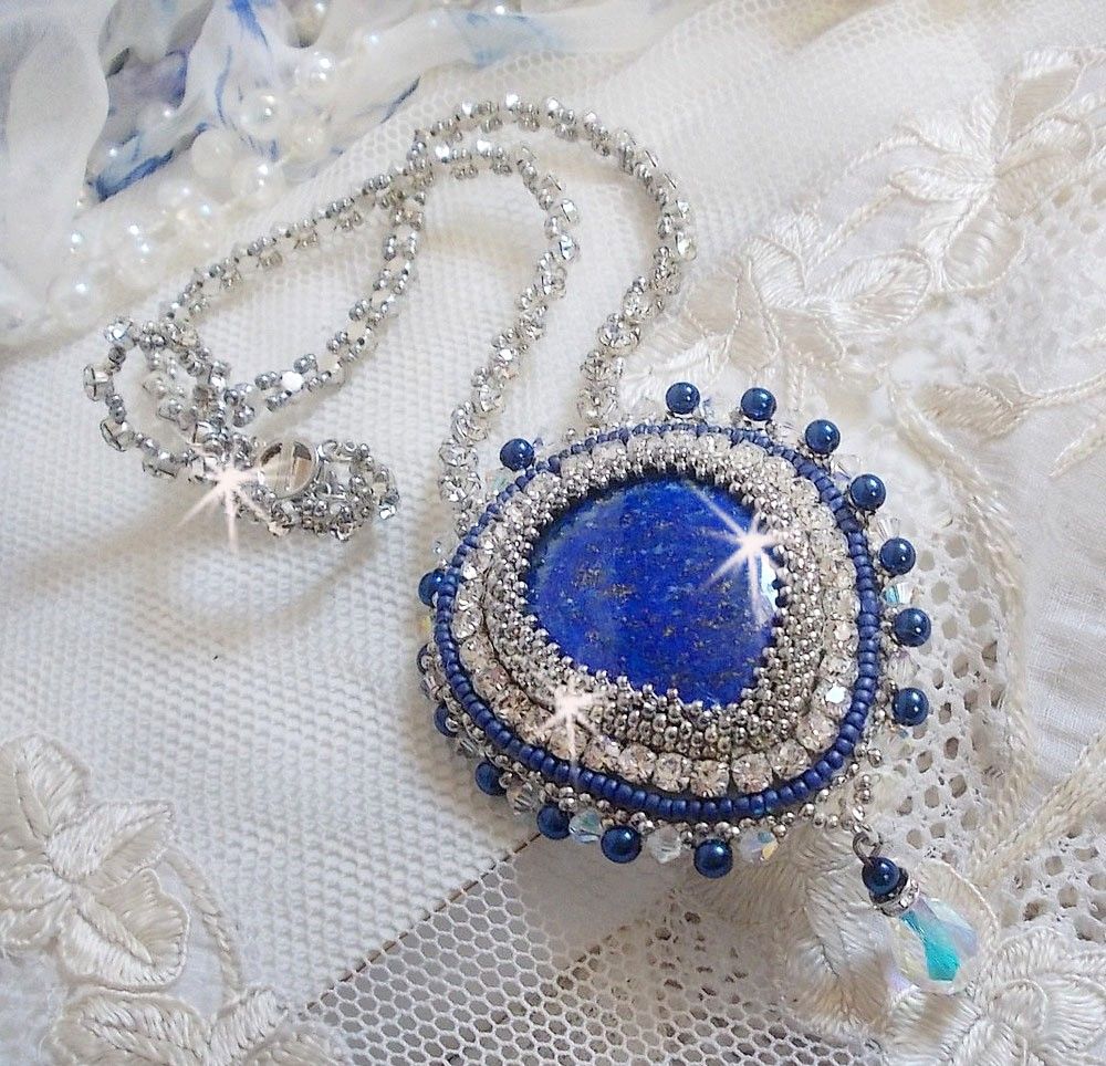 Blauwe Nijl ketting geborduurd met een Lapis Lazuli peer cabochon en Swarovski kristallen