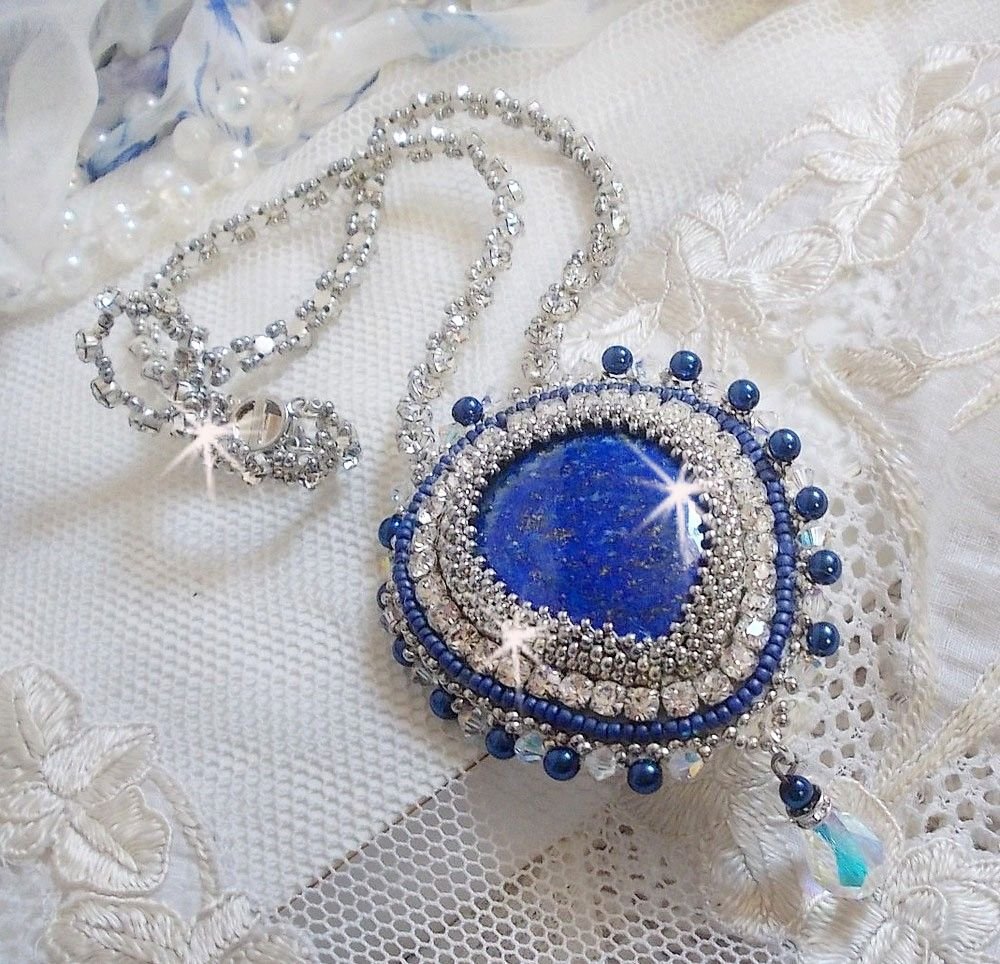 Blauwe Nijl ketting geborduurd met een Lapis Lazuli peer cabochon en Swarovski kristallen