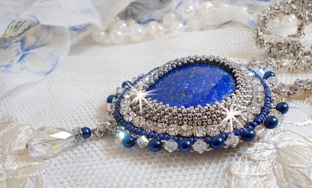 Blauwe Nijl ketting geborduurd met een Lapis Lazuli peer cabochon en Swarovski kristallen