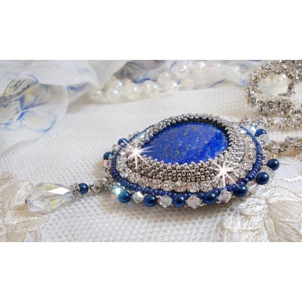 Blauwe Nijl ketting geborduurd met een Lapis Lazuli peer cabochon en Swarovski kristallen