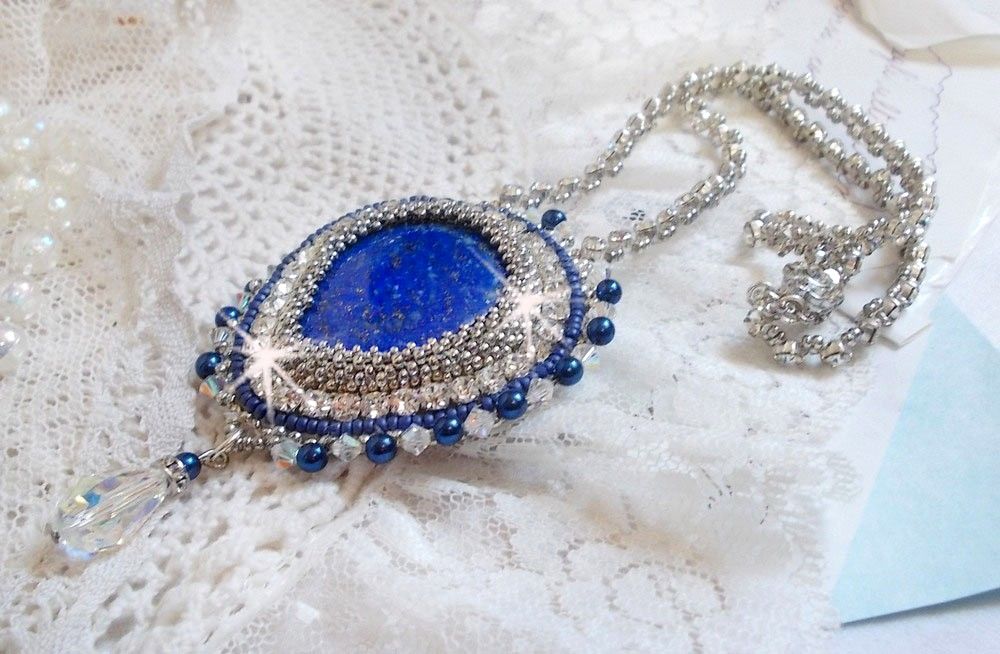 Blauwe Nijl ketting geborduurd met een Lapis Lazuli peer cabochon en Swarovski kristallen