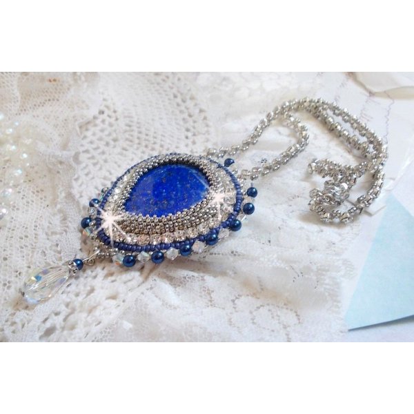Blauwe Nijl ketting geborduurd met een Lapis Lazuli peer cabochon en Swarovski kristallen